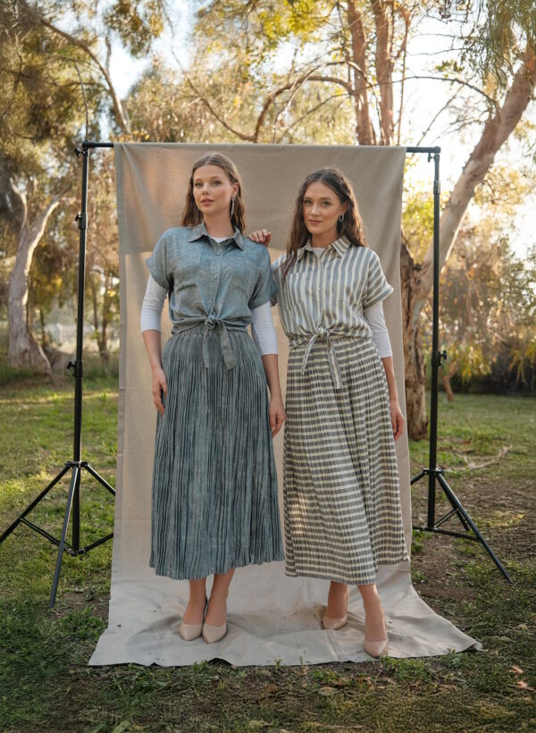 ⁦סט אפודה וחצאית פליסה לבן ופרחים כחולים⁩ – תמונה ⁦2⁩